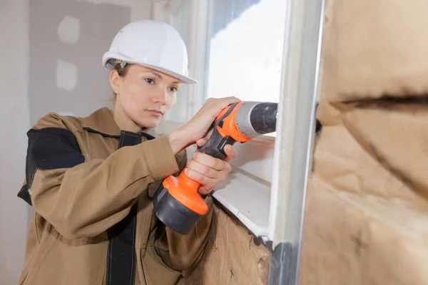 Giovane Donna Sicura Che Lavora Con Trapano Elettrico — Foto Stock