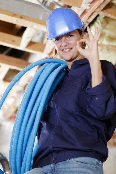 Een Vrouwelijke Ingenieur Die Pijpen Vasthoudt — Stockfoto