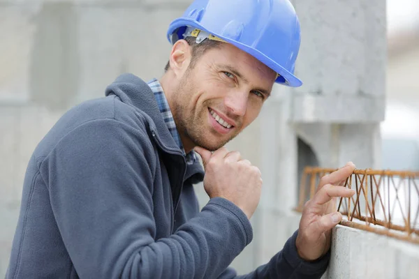 Een Knappe Bouwer Man Buiten — Stockfoto