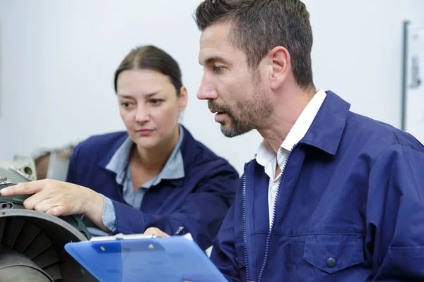 Man Och Kvinna Garaget — Stockfoto