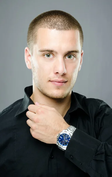 Elegante jongeman met luxe horloge — Stockfoto