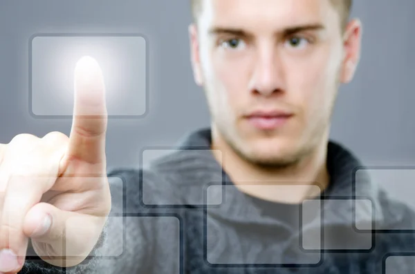 genç adam bir dokunmatik düğmesine basarak