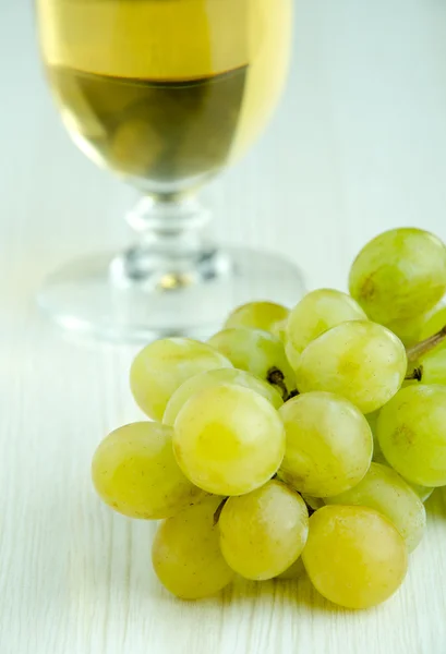 Frische Trauben und ein Glas Weißwein — Stockfoto