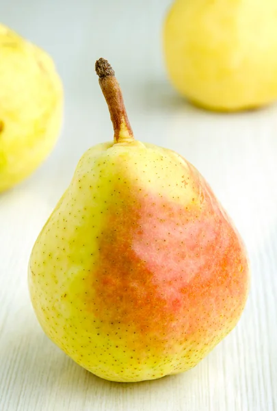 Fresh pears on kitchen table — Stock Photo, Image