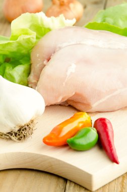 kesme tahtası üzerinde çiğ tavuk göğsü