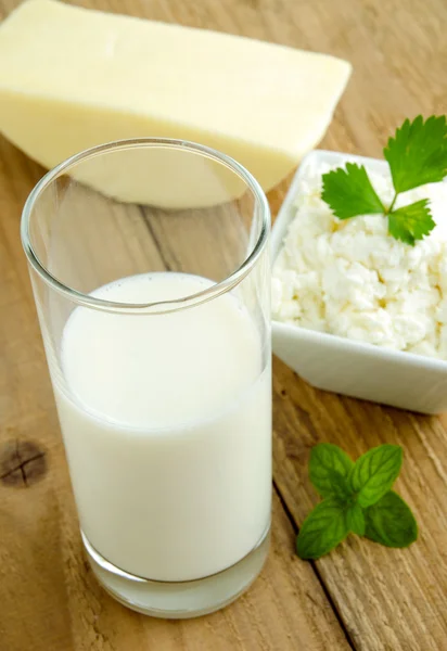 Sklenici mléka a mléčných výrobků — Stock fotografie