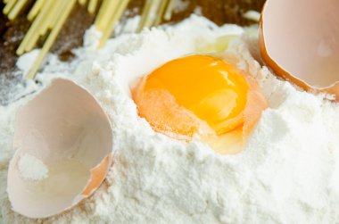 un içinde çiğ yumurta