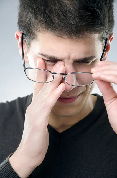 視力の問題を持つ男 — ストック写真