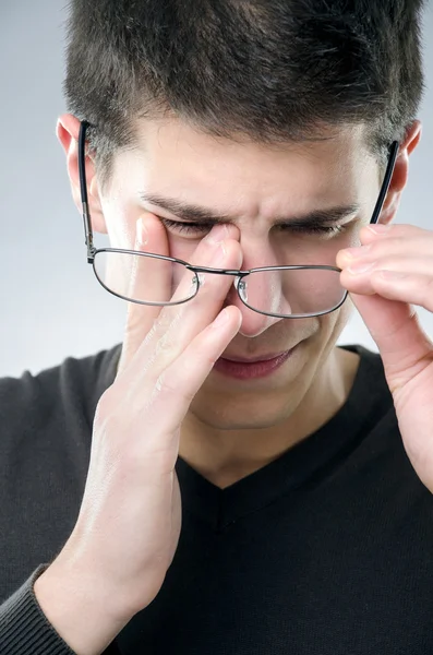 Mann mit Sehproblemen lizenzfreie Stockfotos