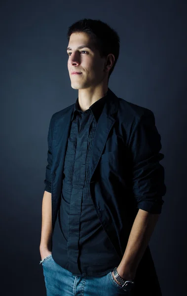 Yakışıklı genç adam.