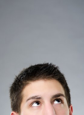 Genç adam yukarı bakıyor.