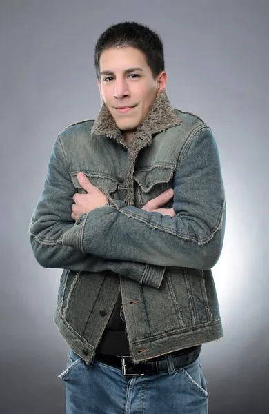 Positiver Mann in Jeansjacke — Stockfoto