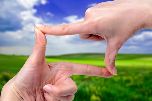 eller bir manzara çerçeveleme