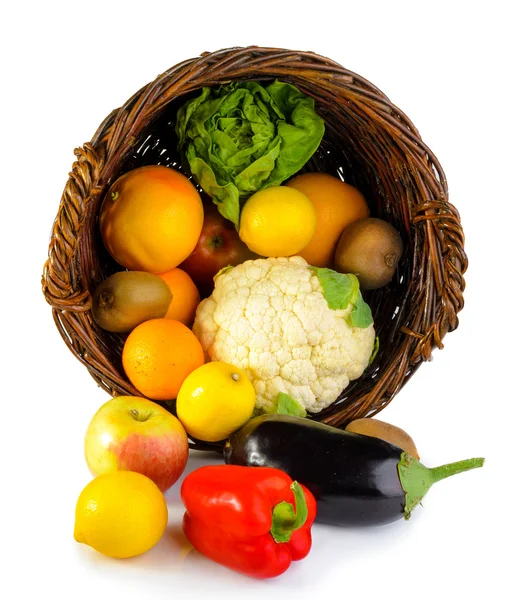 Cesto pieno di frutta e verdura — Foto Stock
