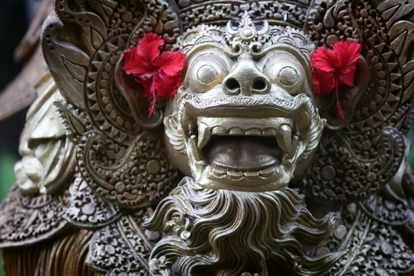 Statua balinese con fiore di ibisco — Foto Stock