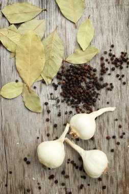 sarımsak, biber ve defne yaprağı