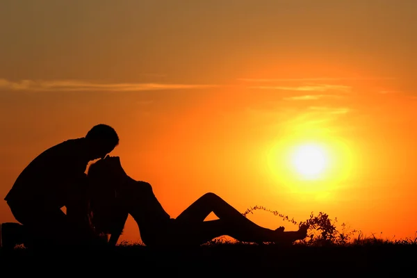 Couple au coucher du soleil — Photo