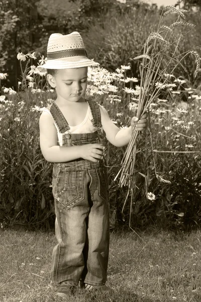 Jongen in de tuin — Stockfoto