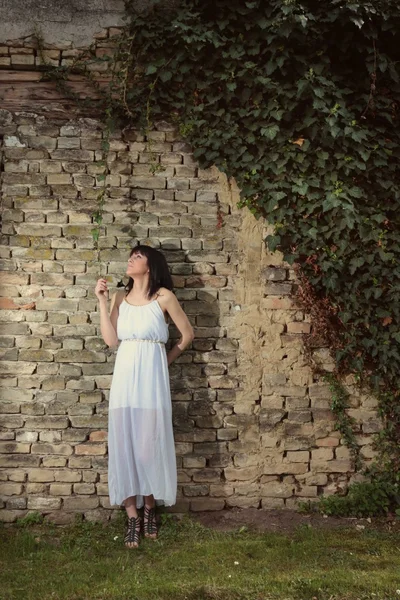 Chica en vestido blanco —  Fotos de Stock