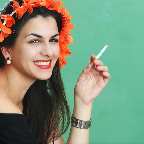 Mujer joven con cigarrillos —  Fotos de Stock