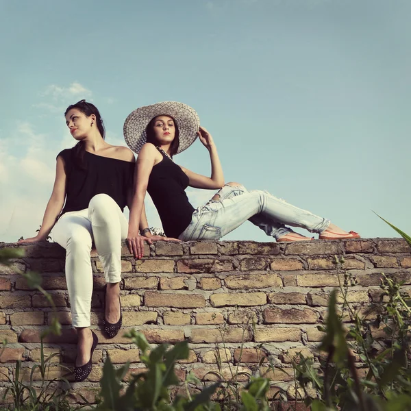 Two fashionable young women — Stock Photo, Image