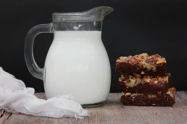 核仁巧克力饼和牛奶 — 图库照片
