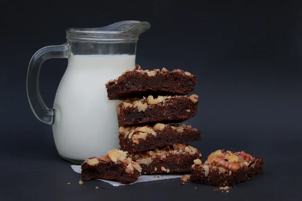 Brownies and milk — Stock Photo, Image