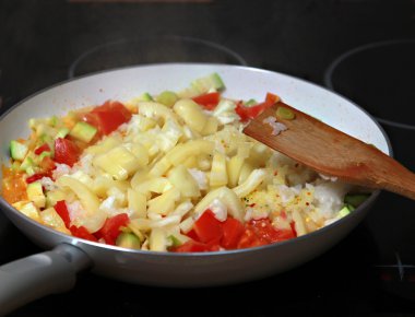 Kızarmış mevsim sebzeleri ilave edin