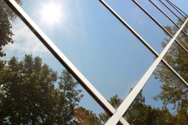 Bina yansıyan ağaçlar