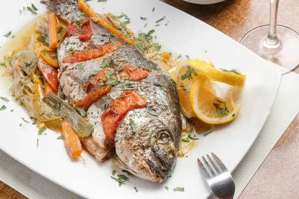 Peixe Grelhado Com Molho Tomate Fatias Limão — Fotografia de Stock