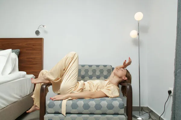 Retrato Belas Mulheres Jovens Descansando Poltrona Roupa Salão Seda Bege — Fotografia de Stock