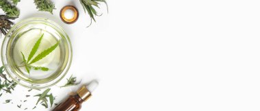 Tıbbi marihuana. Beyaz zemin üzerinde CBD yağlı kozmetik ve tentürler kopya alanı ile.