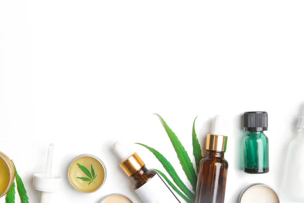 Medyczna Marihuana Kosmetyki Nalewki Olejkiem Cbd Białym Tle Przestrzenią Kopiowania — Zdjęcie stockowe