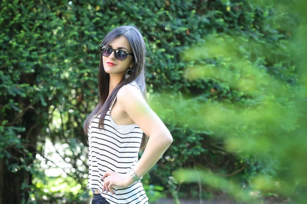 Beautiful young woman in the park — Stock Photo, Image