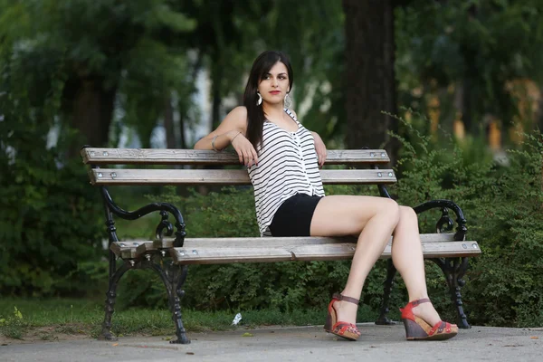 Relaxing on the bench — Stock Photo, Image