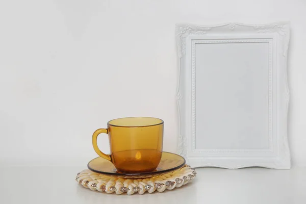 白色木制框架模型 桌上放着黄色茶杯 — 图库照片