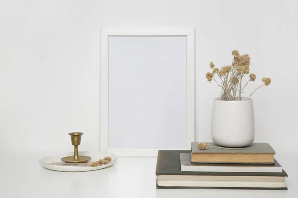 Cadre Horizontal Blanc Maquette Sur Table Avec Livres Vase Céramique — Photo