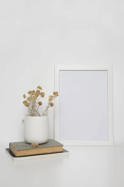 Cadre Horizontal Blanc Maquette Sur Table Avec Livres Vase Céramique — Photo