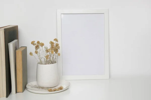 Cadre Horizontal Blanc Maquette Sur Table Avec Livres Vase Céramique — Photo