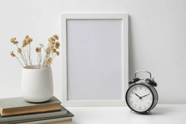 Cadre Horizontal Blanc Maquette Sur Table Avec Livres Réveil Vase — Photo