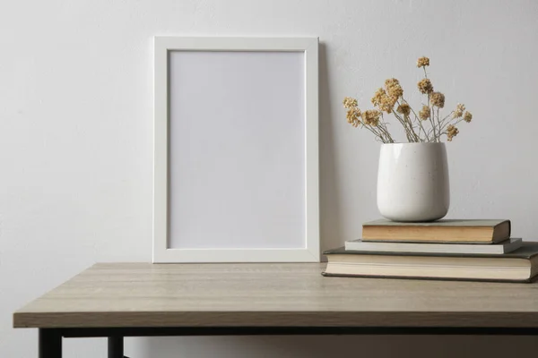 Horizontal Moldura Branca Mockup Mesa Com Livros Vaso Cerâmica Com — Fotografia de Stock