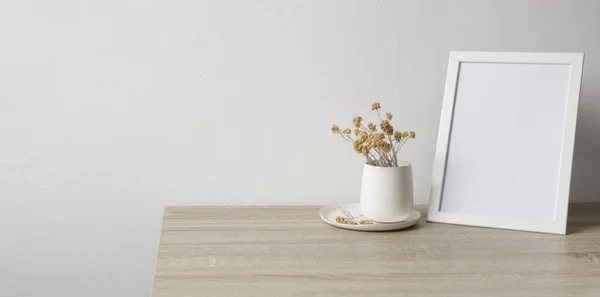 Horizontal Moldura Branca Mockup Mesa Com Vaso Cerâmica Com Amarelo — Fotografia de Stock