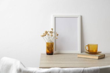 Masada ahşap çerçeve modeli ve iç dekorasyon unsurları var. Beyaz duvar arkaplanı.