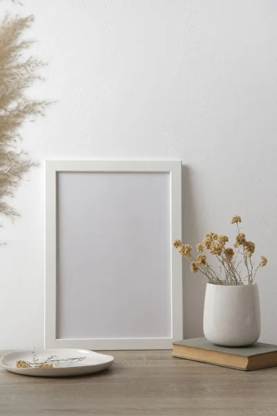 Horizontale Witte Frame Mockup Tafel Met Boeken Keramische Vaas Met — Stockfoto