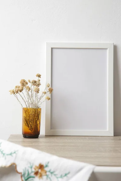 Houten Frame Model Tafel Met Interieur Elementen Witte Muur Achtergrond — Stockfoto