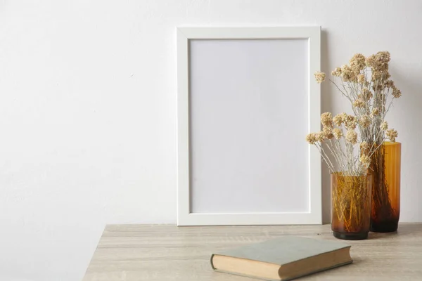 木制框架的桌子上的模型与家庭室内装饰元素 白墙背景 — 图库照片