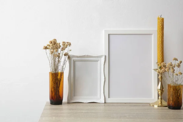 木制框架的桌子上的模型与家庭室内装饰元素 白墙背景 中色调色板 — 图库照片