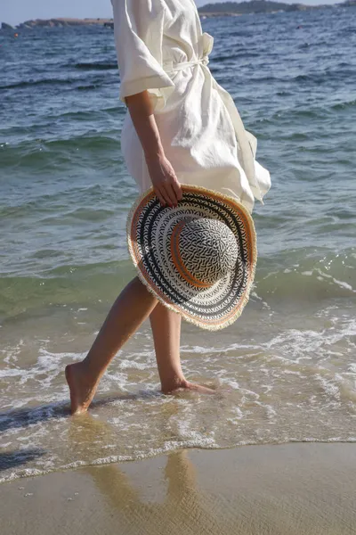 Портрет Молодой Женщины Льняном Кимоно Большой Соломенной Шляпе Пляже — стоковое фото