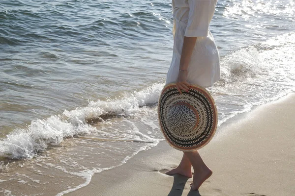 아마포 기모노를 해변에서 밀짚모자를 여자의 — 스톡 사진