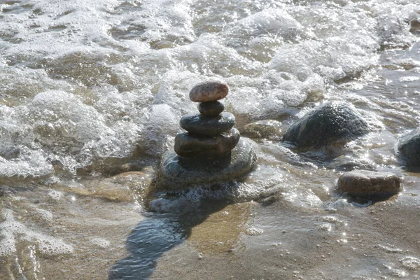 Balance Zen Stones Pyramid Sand Beach Splashing Waves Stability Balance — Stock Photo, Image